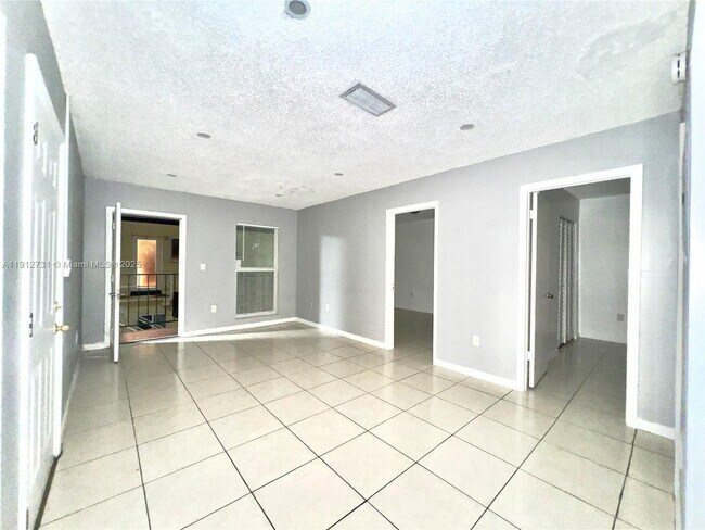 Building Photo - 637 SW 10th Ave