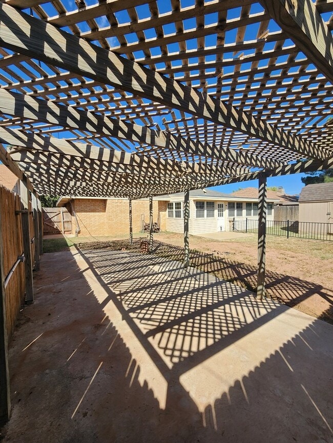 Building Photo - 3 bed 2 bath 2 car garage, move in ready!