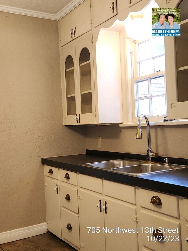 Building Photo - 705 NW 13th St