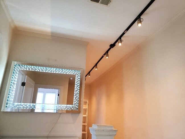 Building Photo - Beautiful 2BR/1BA Apartment with Utilities Included – Prime Downtown Location