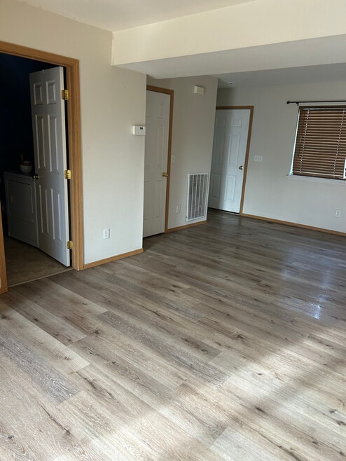 Building Photo - 507 W Shore Dr