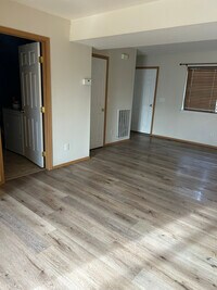 Building Photo - 507 W Shore Dr