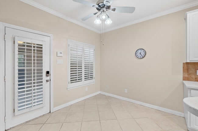Building Photo - 1118 Enclave Square E