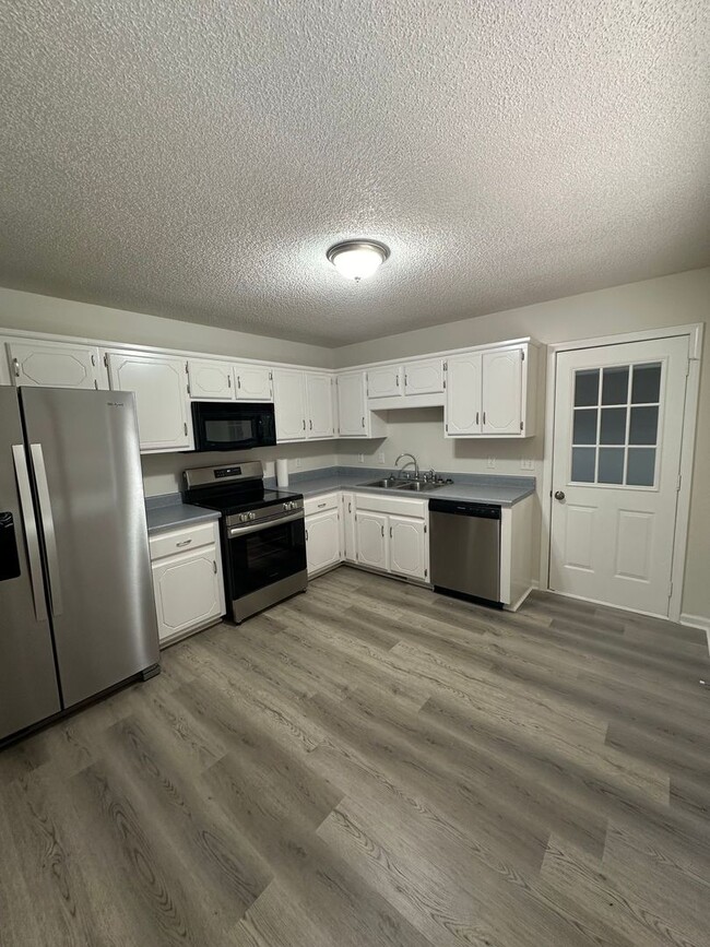 Building Photo - Cute 2 Bedroom 2 Bath Home with a 2 Car Garage!