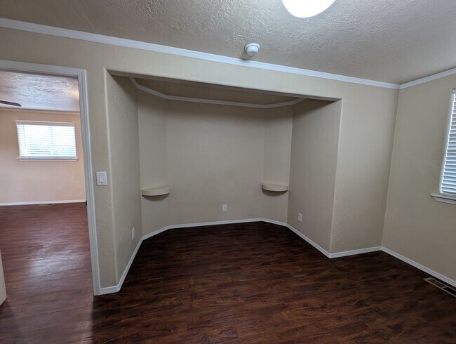 Building Photo - Easy Commute with Stunning Views!