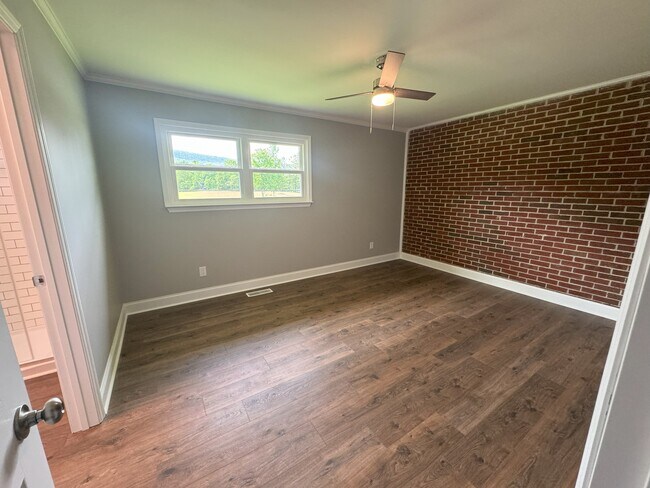 Building Photo - View Point Realty