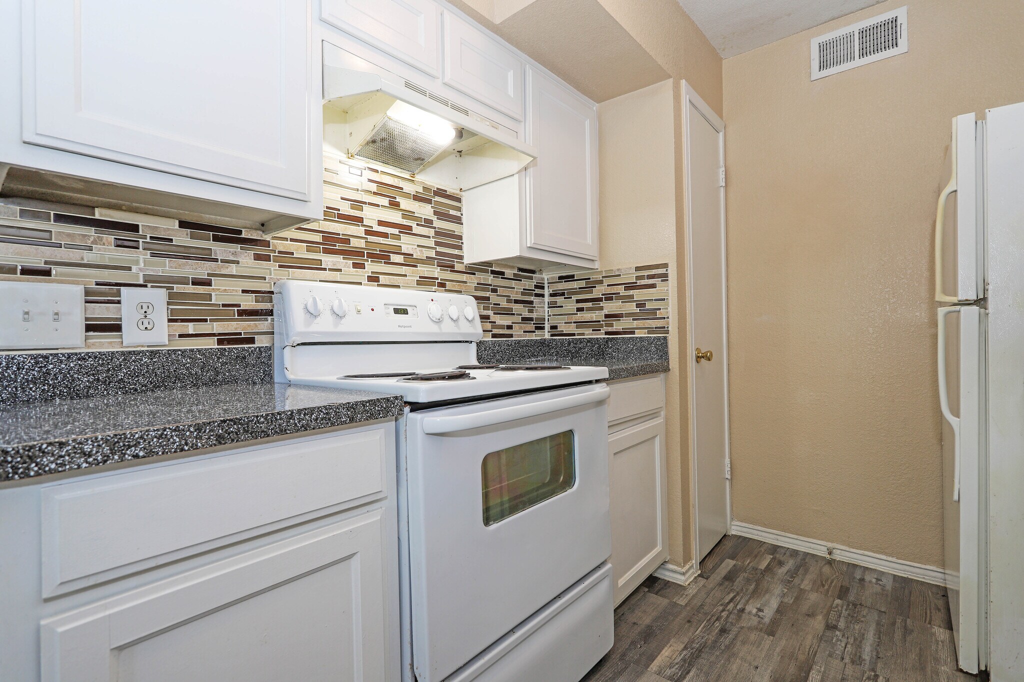 Building Photo - 2701 Green Oaks Rd