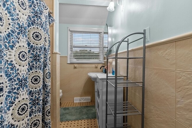 Building Photo - Now Available for Rent in Hampton!