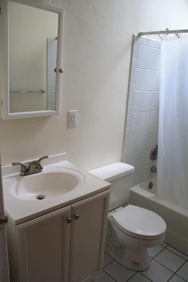 Photo - 950 East Avenue - K