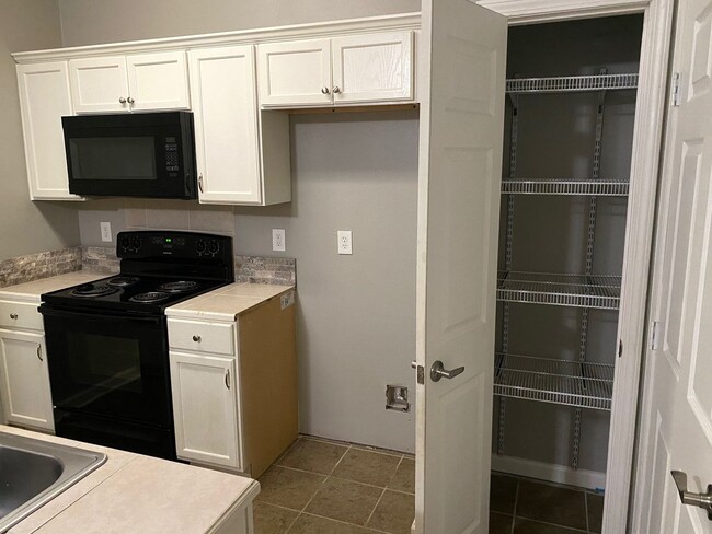Building Photo - BOTTOM FLOOR CONDO!