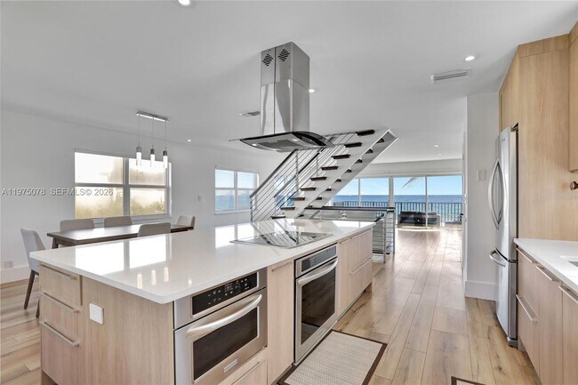 Building Photo - 1194 Hillsboro Mile