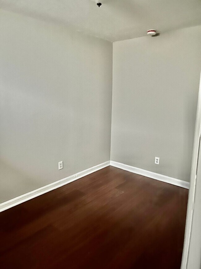 Building Photo - Fully Renovated!