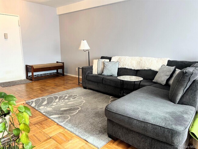 Building Photo - 10 Lake St