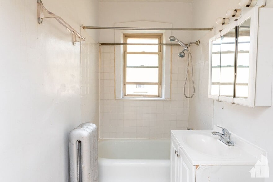 Building Photo - 4101 N Sacramento Ave