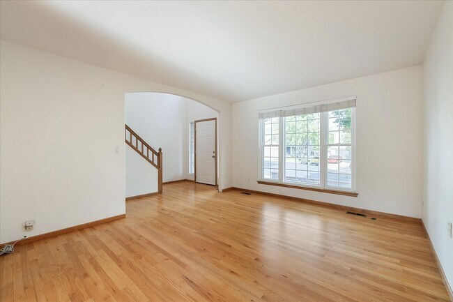 Building Photo - Gorgeous 5 Bedroom, 4 Bath Home on the Edg...