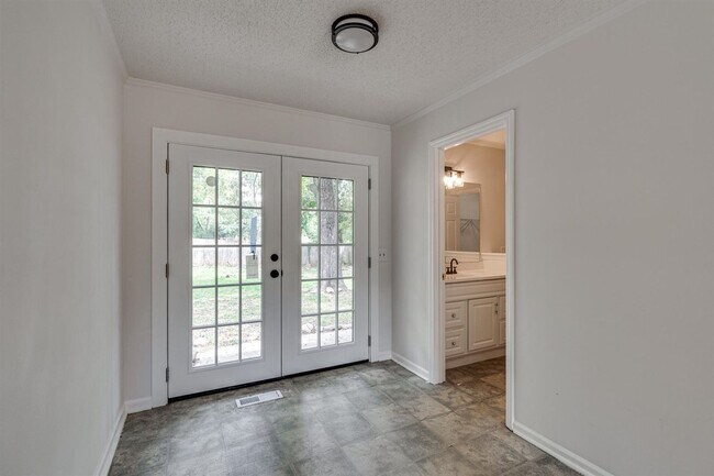 Building Photo - Amazing 4 bedroom 3 bathroom for rent!