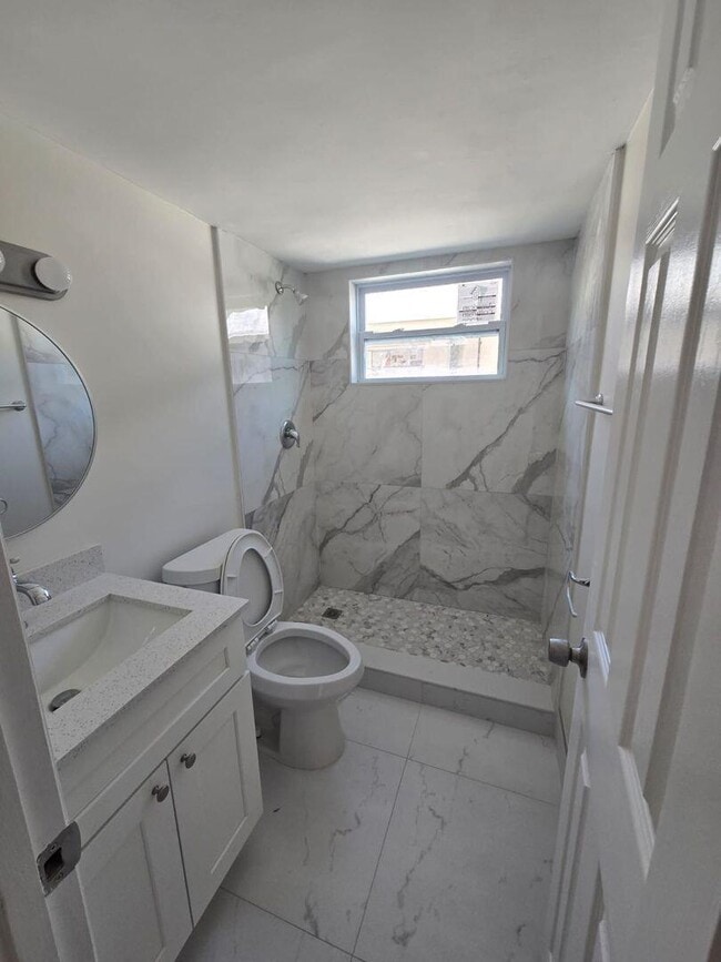 Building Photo - 620 S Broadway