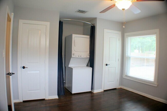 Building Photo - 8241 Glenview Dr