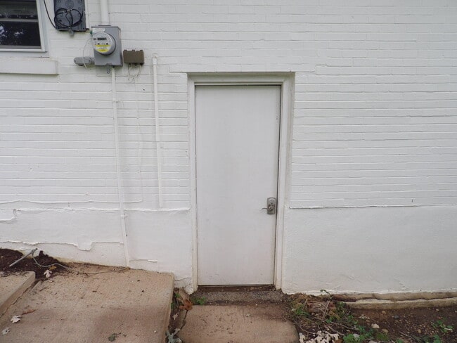 Building Photo - 286 Zandale Dr