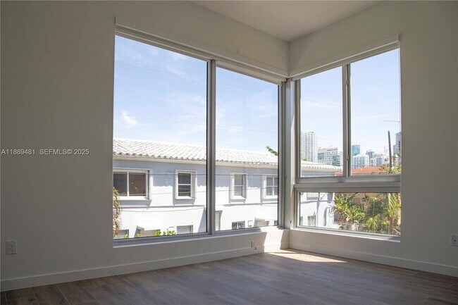 Building Photo - 529 SW 11th St