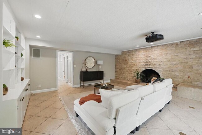 Building Photo - 8121 Briar Creek Dr