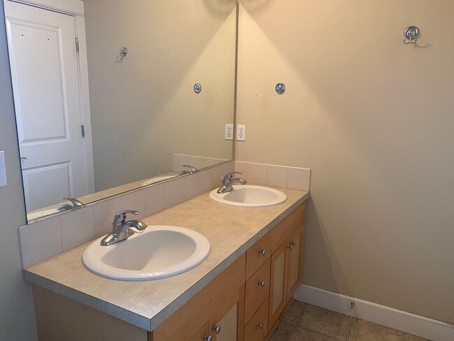 Building Photo - Application Pending - 3 Bedroom Home for R...