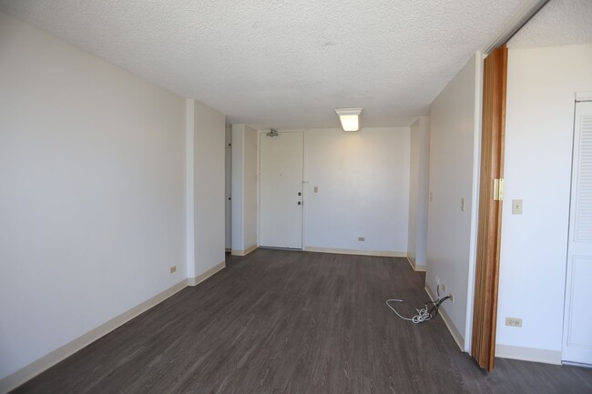 Building Photo - McCully Villa - 1 Bedroom plus Den, 1 Bath...