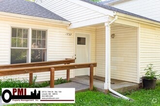 Building Photo - 2 Bedroom and 1 Bathroom Duplex Available ...