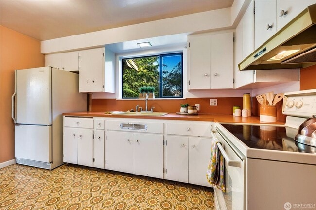 Building Photo - 3 Bedroom 1 bathroom home in Mukilteo