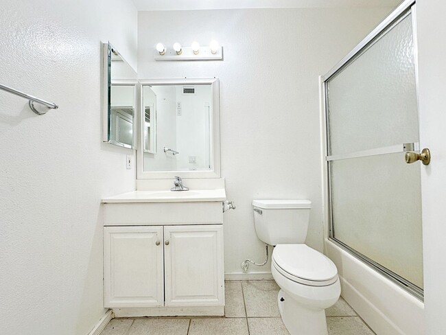 Building Photo - 1 BEDROOM 1 BATH DOWNSTAIRS CONDO