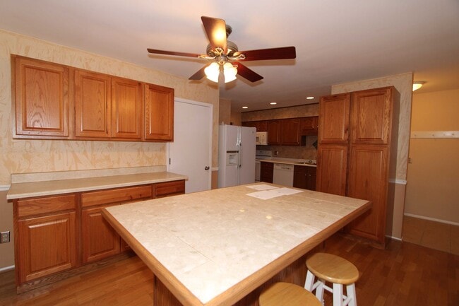 Building Photo - 3 bedroom 2 bathroom Single Family Home