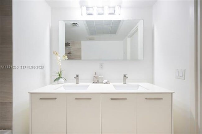 Building Photo - 1300 Brickell Bay Dr