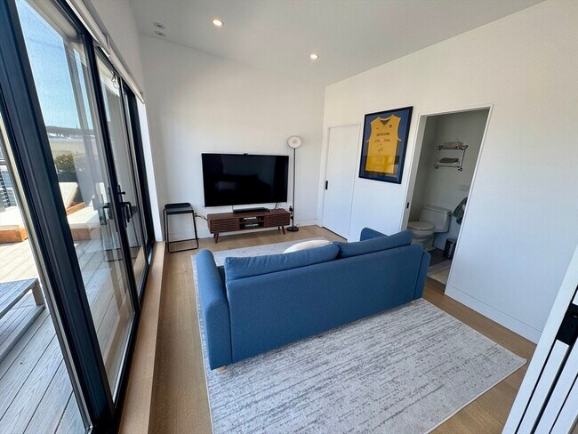 Building Photo - 22 Parker St