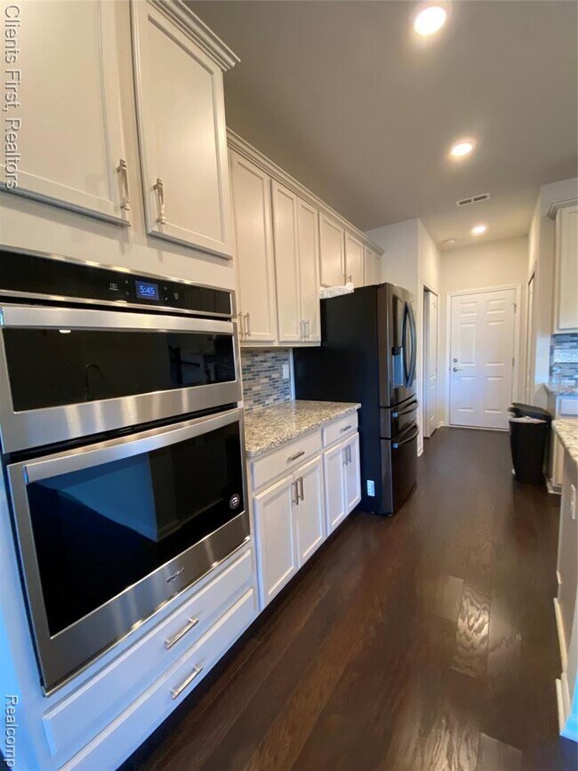 Building Photo - 22490 Woodbridge Ln