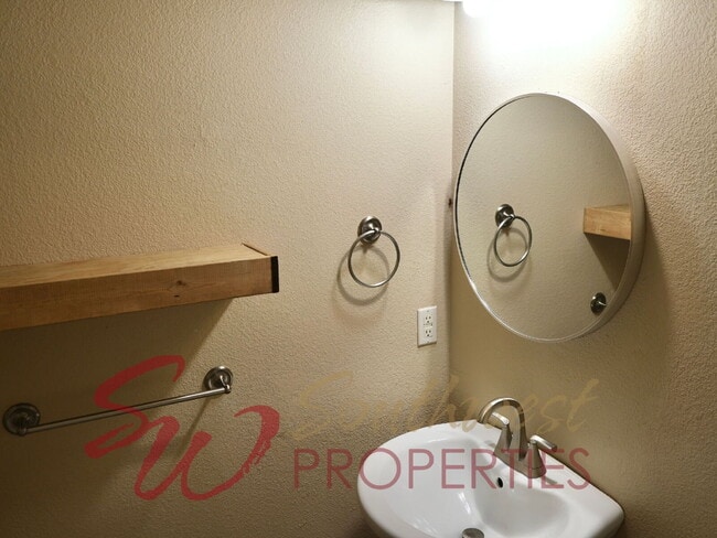 Building Photo - Charming 3 bed, 2 bath rental home with office!