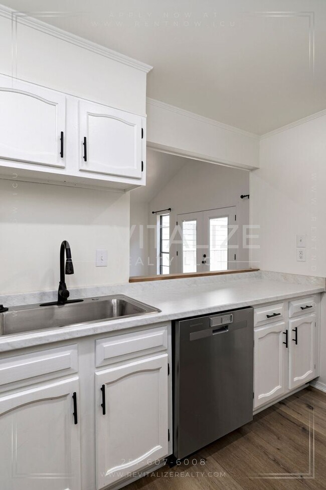 Building Photo - Beautifully Updated 3BR / 2BA in West Mobile with Private Courtyard