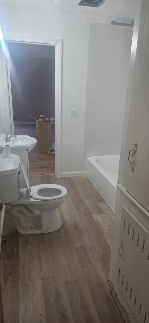 Building Photo - Newly Renovated