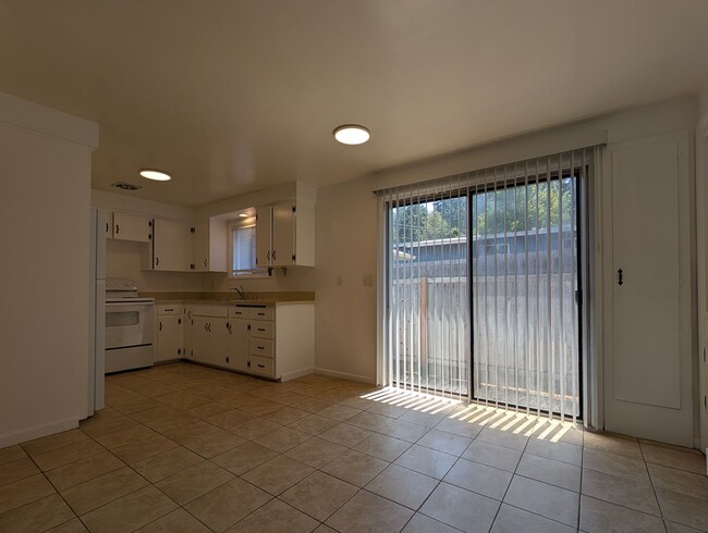 Building Photo - Spacious 2bd/1bth ~ w/ 1 Car Garage - Fantastic Location ~ Close to Everything!!