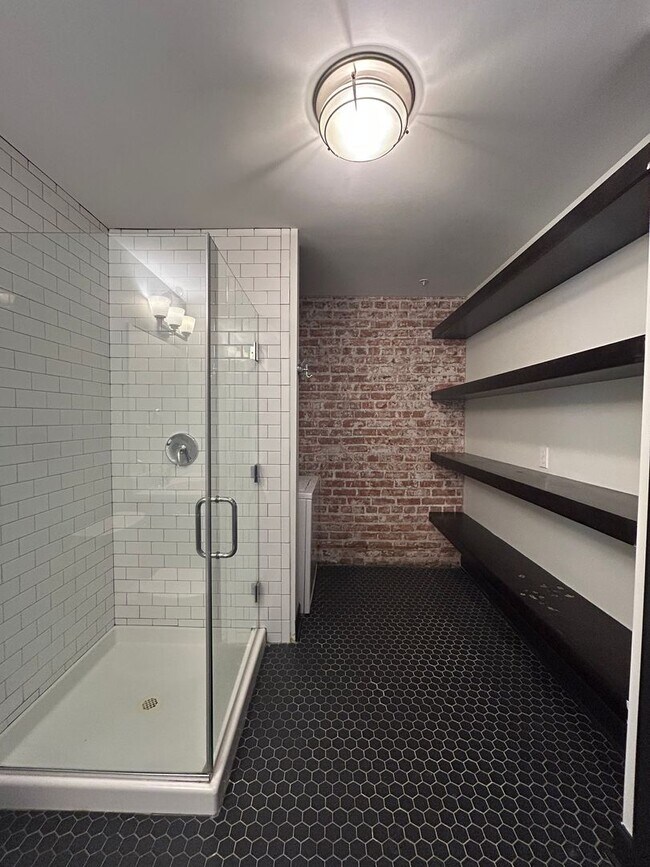 Building Photo - LEASE SPECIAL! HALF OFF FIRST FULL MONTH! Historic and Upscale 1 Bedroom 1 Bathroom Downtown