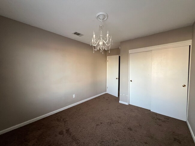 Building Photo - Beautiful 3 Bedroom 2 Bathroom House in Co...