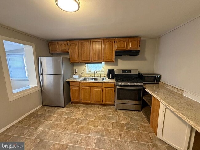 Building Photo - 1700 W 11th St