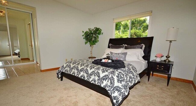 Building Photo - *MOVE IN SPECIAL* Single Story Pleasant Hi...