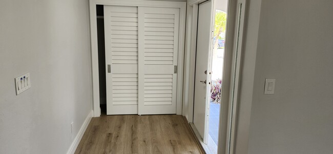Building Photo - 1666 Sabal Palm Dr