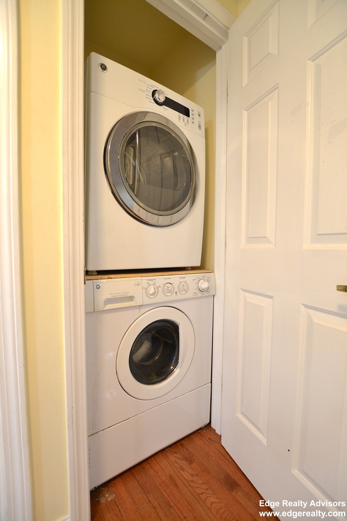 Building Photo - 128 Newton St