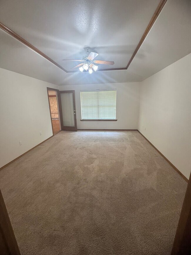 Building Photo - 3Bd 2Bth Home in the Sought-after Colonial...