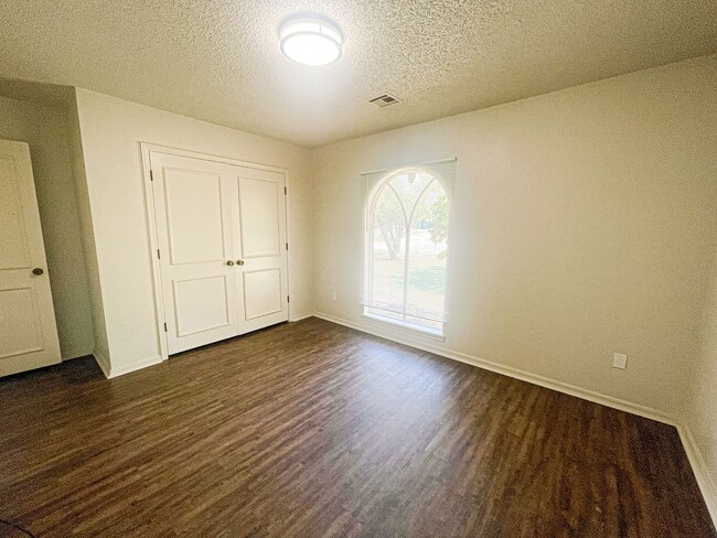 Building Photo - 3 Bed 2 Bath in OKC!