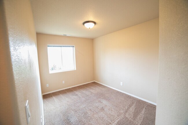 Building Photo - Newer Construction Townhome in Canby