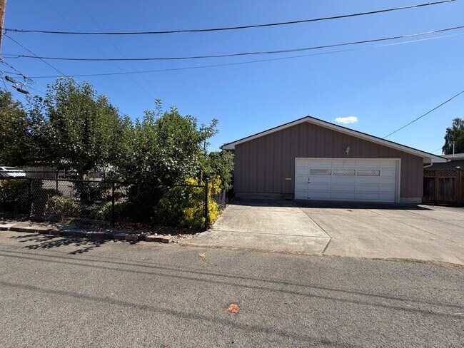 Building Photo - 550 Carlson Dr