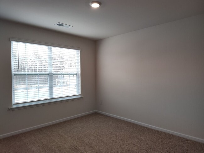 Building Photo - Pristine, 3 bedroom, 2.5 bathroom home located in the Stewart Creek States Subdivision!