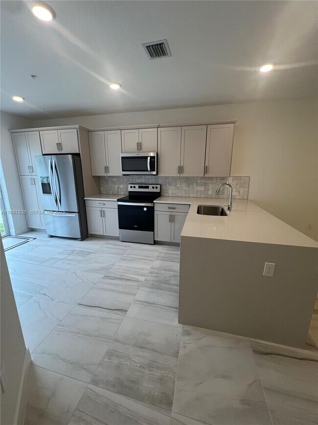 Building Photo - 141 SW 171st Ave